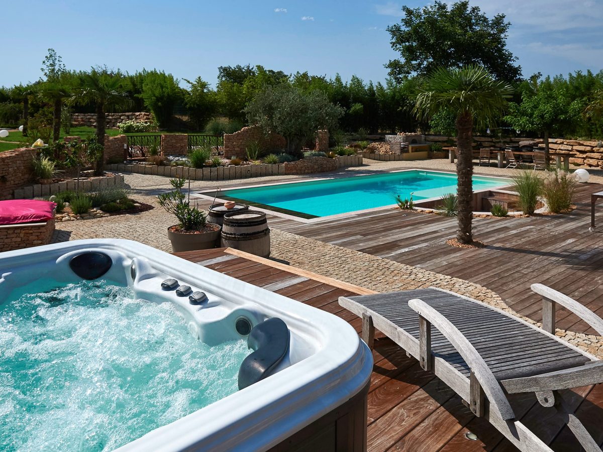 Piscine lagon et spa 5 places pour un espace wellness ultime