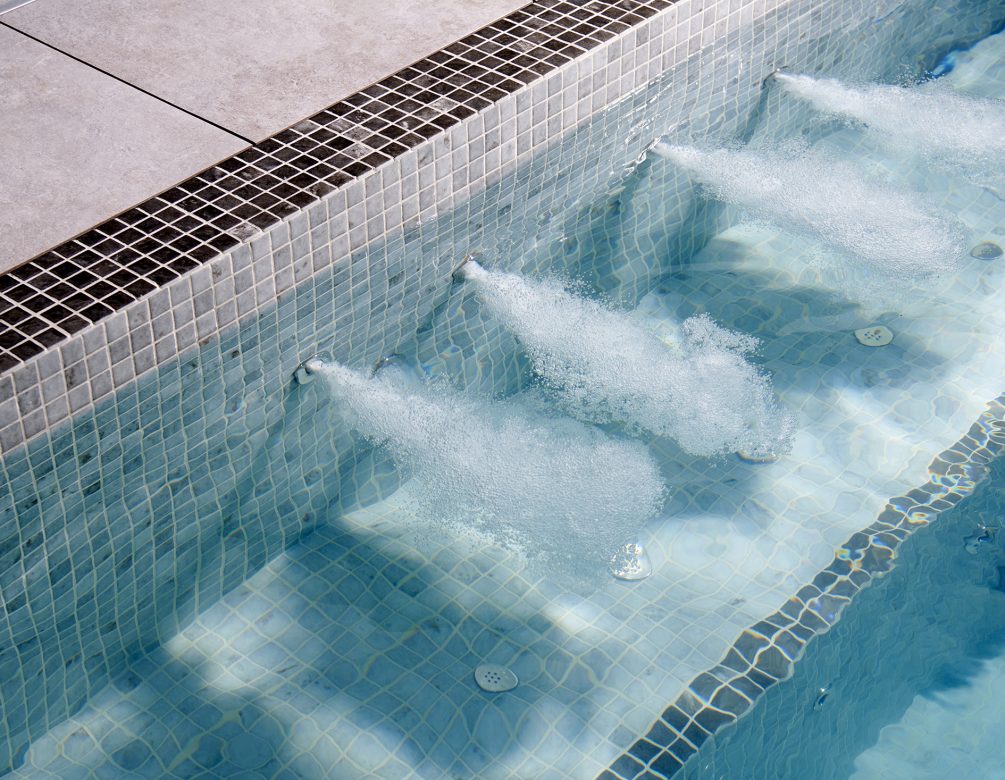 Spa sur mesure dans un espace extérieur sous abri