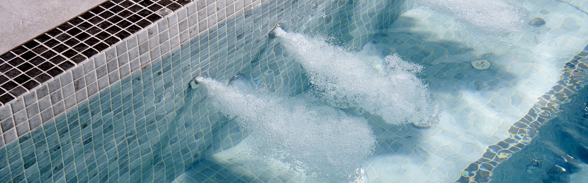 Spa sur mesure dans un espace extérieur sous abri