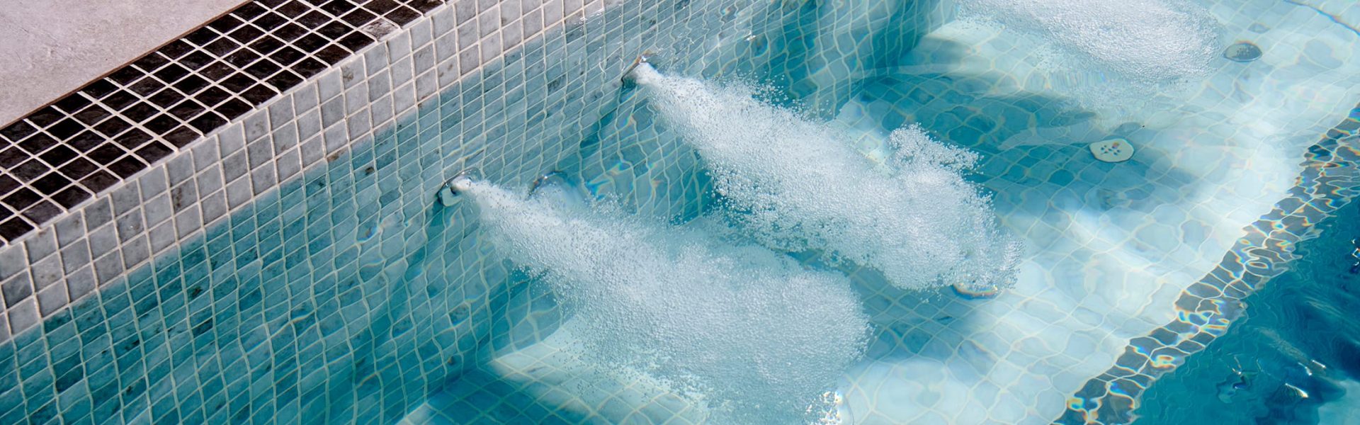 Spa sur mesure dans un espace extérieur sous abri