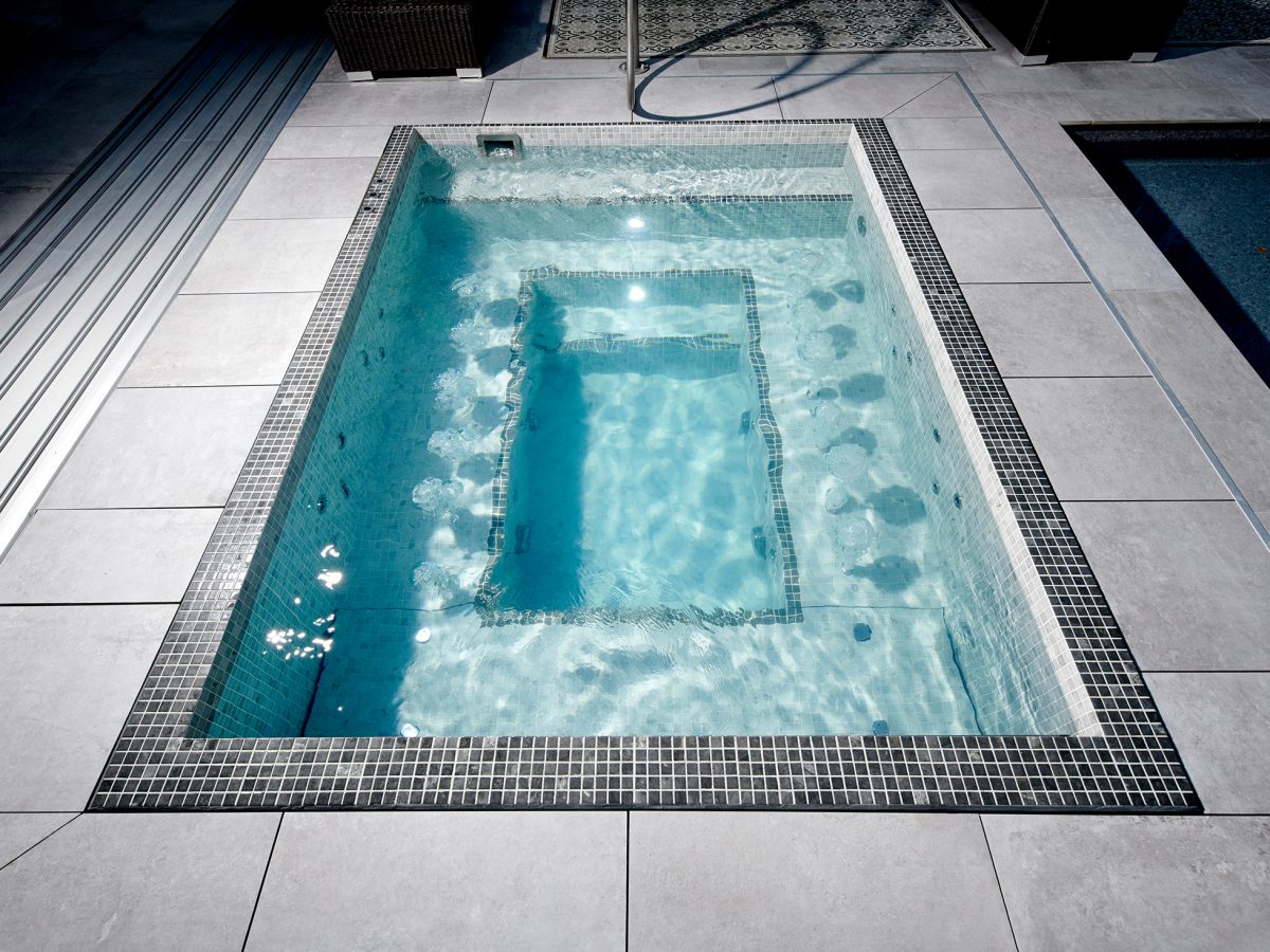 Spa sur mesure dans un espace extérieur sous abri