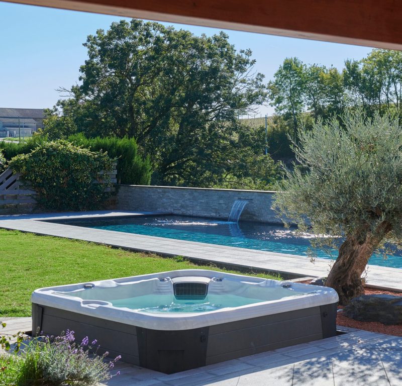 Couloir de nage avec margelles en granit et spa