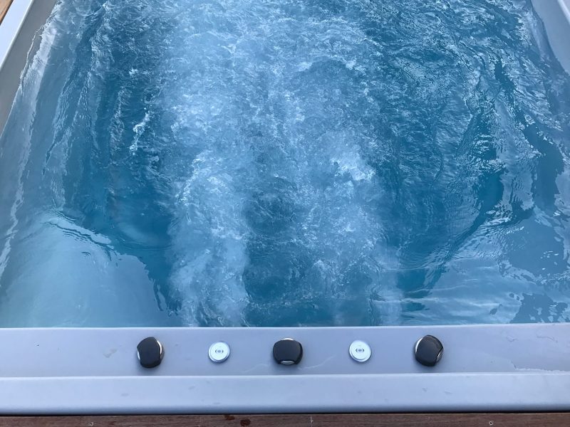 Spa de nage sportive avec nage à contre courant