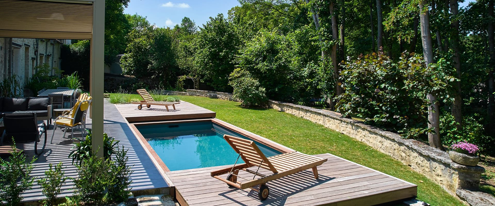Piscine élégante avec terrasse mobile en bois
