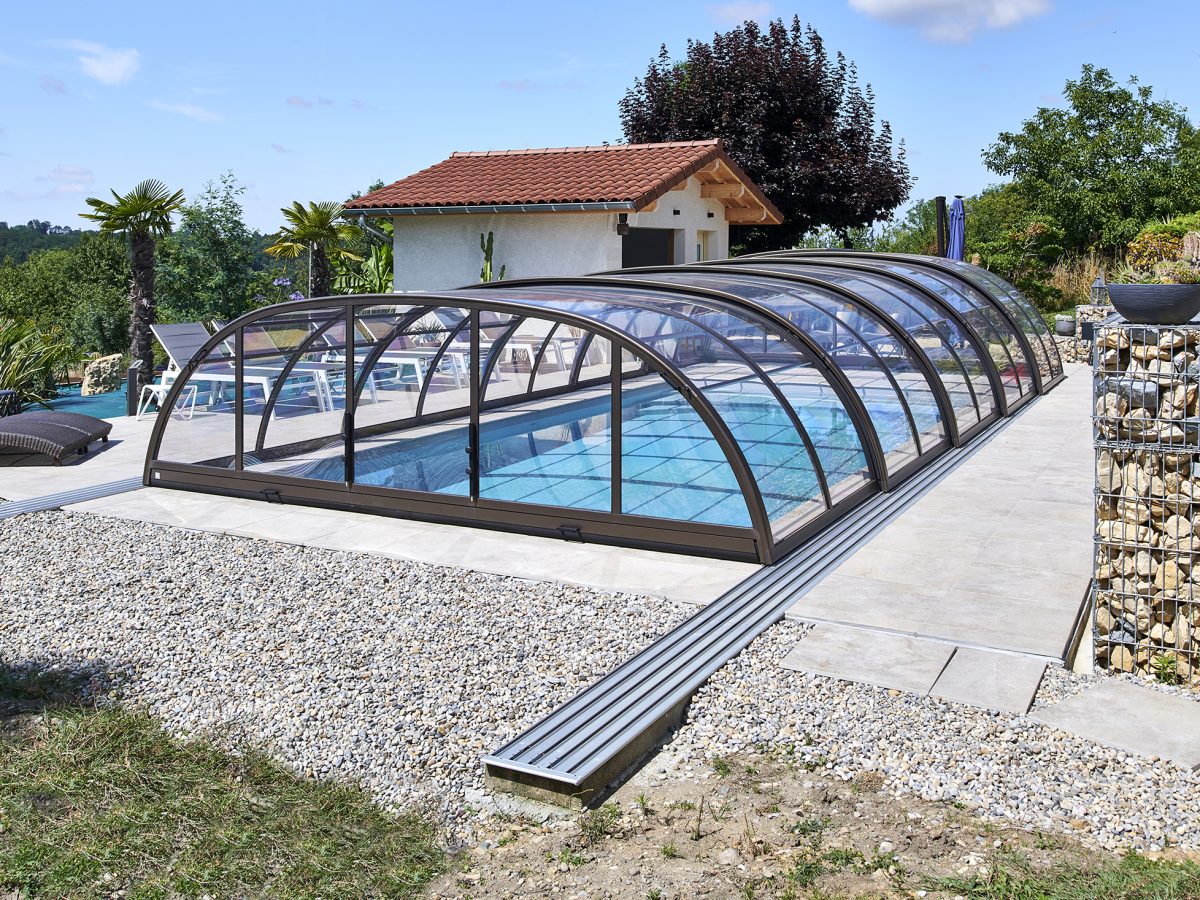 Abri mi-haut - piscine extérieure de 8x4 m